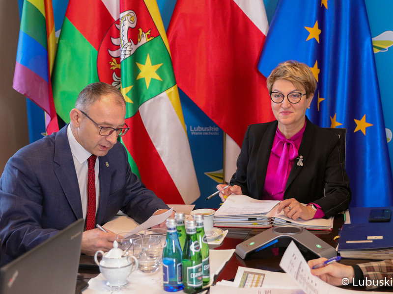 Marszałek Elżbieta Anna Polak oraz Marek Cebula – przewodniczący Zrzeszenia Gmin Województwa Lubuskiego, burmistrz Krosna Odrz.