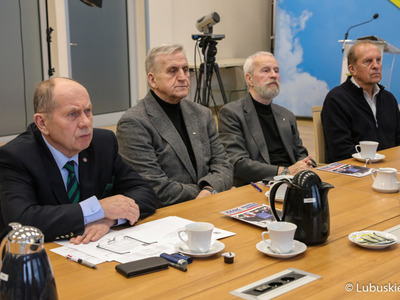 Członkowie Lubuskiej Rady Pamięci podczas styczniowych obrad w Urzędzie Marszałkowskim Województwa Lubuskiego