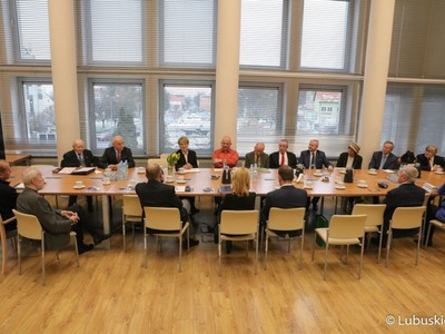 Członkowie Lubuskiej Rady Pamięci podczas styczniowych obrad w Urzędzie Marszałkowskim Województwa Lubuskiego