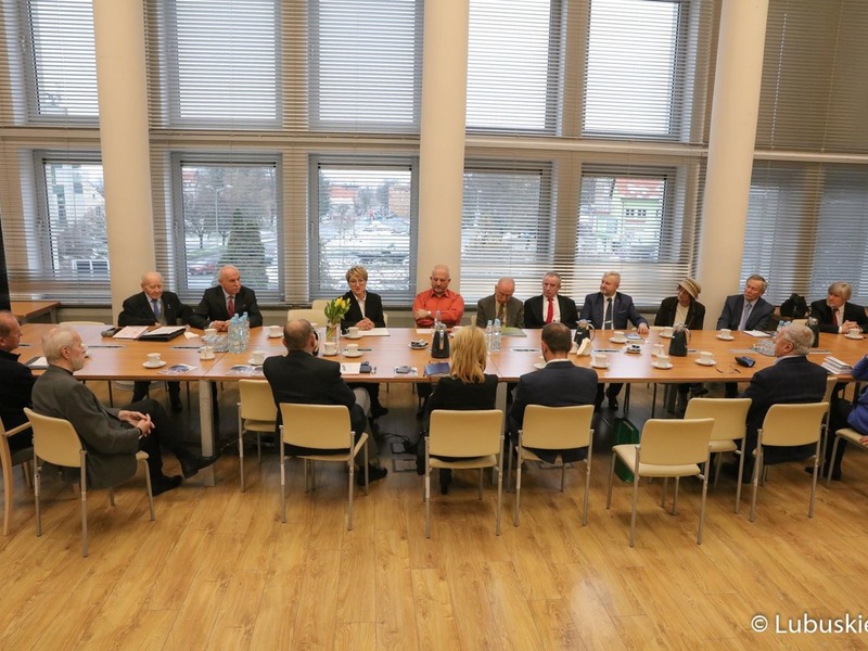 Członkowie Lubuskiej Rady Pamięci podczas styczniowych obrad w Urzędzie Marszałkowskim Województwa Lubuskiego