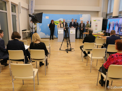 Uczestnicy konferencji prasowej dotyczącej dofinansowania kwotą blisko 3 mln zł pochodzących ze środków samorządu lubuskiego zakupu nowego akceleratora do leczenia nowotworów w Szpitalu Uniwersyteckim w Zielonej Górze. 