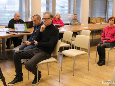 Uczestnicy konferencji prasowej dotyczącej dofinansowania kwotą blisko 3 mln zł pochodzących ze środków samorządu lubuskiego zakupu nowego akceleratora do leczenia nowotworów w Szpitalu Uniwersyteckim w Zielonej Górze. 