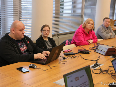 Dziennikarze podczas konferencji prasowej dotyczącej dofinansowania kwotą blisko 3 mln zł pochodzących ze środków samorządu lubuskiego zakupu nowego akceleratora do leczenia nowotworów w Szpitalu Uniwersyteckim w Zielonej Górze. 