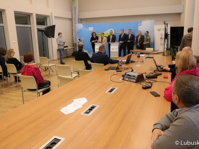 Uczestnicy konferencji prasowej dotyczącej dofinansowania kwotą blisko 3 mln zł pochodzących ze środków samorządu lubuskiego zakupu nowego akceleratora do leczenia nowotworów w Szpitalu Uniwersyteckim w Zielonej Górze. 