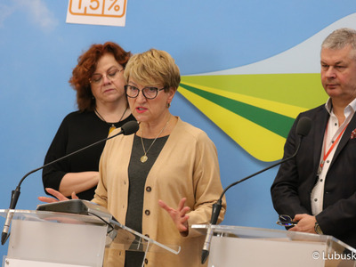 Marszałek Elżbieta Anna Polak (przy mikrofonie)  podczas konferencji prasowej dotyczącej dofinansowania ze środków samorządu lubuskiego zakupu nowego akceleratora do leczenia nowotworów w Szpitalu Uniwersyteckim w Zielonej Górze. 
