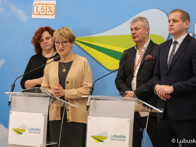 Marszałek Elżbieta Anna Polak (przy mikrofonie)  podczas konferencji prasowej dotyczącej dofinansowania ze środków samorządu lubuskiego zakupu nowego akceleratora do leczenia nowotworów w Szpitalu Uniwersyteckim w Zielonej Górze. Z tyłu (od lewej): dr n. med. Róża Poźniak-Balicka, kierownik Klinicznego Oddziału Radioterapii Szpitala Uniwersyteckiego w Zielonej Górze, Marek Działoszyński, prezes Szpitala Uniwersyteckiego w Zielonej Górze oraz Łukasz Porycki, Wicemarszałek Województwa Lubu