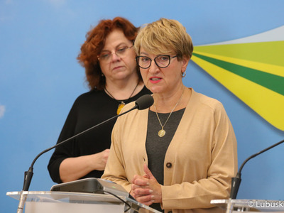 Marszałek Elżbieta Anna Polak (przy mikrofonie)  podczas konferencji prasowej dotyczącej dofinansowania ze środków samorządu lubuskiego zakupu nowego akceleratora do leczenia nowotworów w Szpitalu Uniwersyteckim w Zielonej Górze. 