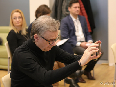 Uczestnicy konferencji prasowej dotyczącej dofinansowania kwotą blisko 3 mln zł pochodzących ze środków samorządu lubuskiego zakupu nowego akceleratora do leczenia nowotworów w Szpitalu Uniwersyteckim w Zielonej Górze. 