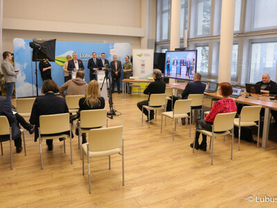 Konferencja prasowa dotycząca dofinansowania kwotą blisko 3 mln zł ze środków samorządu lubuskiego zakupu nowego akceleratora do leczenia nowotworów w Szpitalu Uniwersyteckim w Zielonej Górze. 