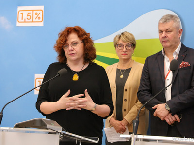 Dr n. med. Róża Poźniak-Balicka, kierownik Klinicznego Oddziału Radioterapii Szpitala Uniwersyteckiego w Zielonej Górze (przy mikrofonie) podczas konferencji prasowej dotyczącej dofinansowania ze środków samorządu lubuskiego zakupu nowego akceleratora do leczenia nowotworów w Szpitalu Uniwersyteckim w Zielonej Górze. 