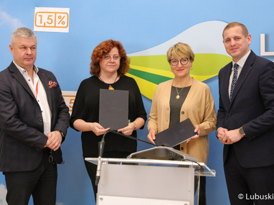 Uczestnicy konferencji prasowej dotyczącej dofinansowania kwotą blisko 3 mln zł pochodzących ze środków samorządu lubuskiego zakupu nowego akceleratora do leczenia nowotworów w Szpitalu Uniwersyteckim w Zielonej Górze. Od lewej: Marek Działoszyński, prezes Szpitala Uniwersyteckiego w Zielonej Górze; dr n. med. Róża Poźniak-Balicka, kierownik Klinicznego Oddziału Radioterapii Szpitala Uniwersyteckiego w Zielonej Górze; Elżbieta Anna Polak, Marszałek Województwa Lubuskiego oraz Łukasz Por