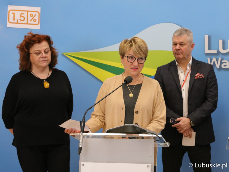 Marszałek Elżbieta Anna Polak (przy mikrofonie)  podczas konferencji prasowej dotyczącej dofinansowania ze środków samorządu lubuskiego zakupu nowego akceleratora do leczenia nowotworów w Szpitalu Uniwersyteckim w Zielonej Górze.