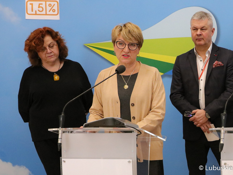 – To bardzo dobry rok dla zdrowia Lubuszan - podkreślała podczas konferencji prasowej marszałek Elżbieta Anna Polak (przy mikrofonie). Szpital Uniwersytecki pozyskał nowy akcelerator do leczenia nowotworów. Lubuski samorząd dołożył do zakupu urządzenia blisko 3 mln zł.