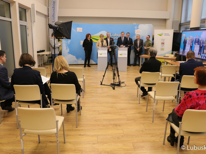 Uczestnicy konferencji prasowej dotyczącej dofinansowania kwotą blisko 3 mln zł pochodzących ze środków samorządu lubuskiego zakupu nowego akceleratora do leczenia nowotworów w Szpitalu Uniwersyteckim w Zielonej Górze.