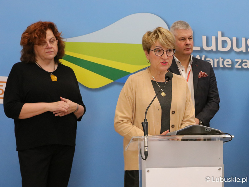 Marszałek Elżbieta Anna Polak (przy mikrofonie)  podczas konferencji prasowej dotyczącej dofinansowania ze środków samorządu lubuskiego zakupu nowego akceleratora do leczenia nowotworów w Szpitalu Uniwersyteckim w Zielonej Górze.