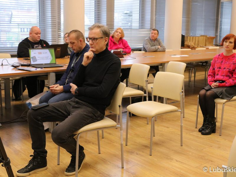 Uczestnicy konferencji prasowej dotyczącej dofinansowania kwotą blisko 3 mln zł pochodzących ze środków samorządu lubuskiego zakupu nowego akceleratora do leczenia nowotworów w Szpitalu Uniwersyteckim w Zielonej Górze.