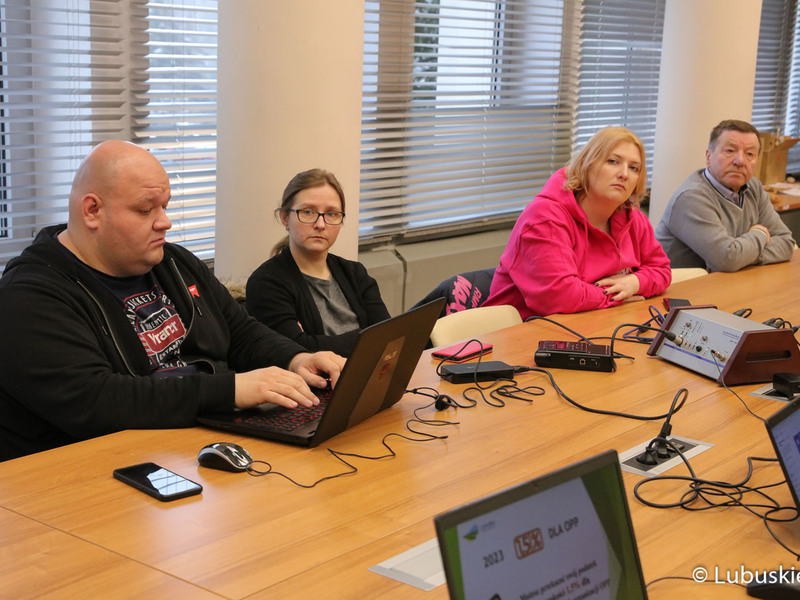 Dziennikarze podczas konferencji prasowej dotyczącej dofinansowania kwotą blisko 3 mln zł pochodzących ze środków samorządu lubuskiego zakupu nowego akceleratora do leczenia nowotworów w Szpitalu Uniwersyteckim w Zielonej Górze.