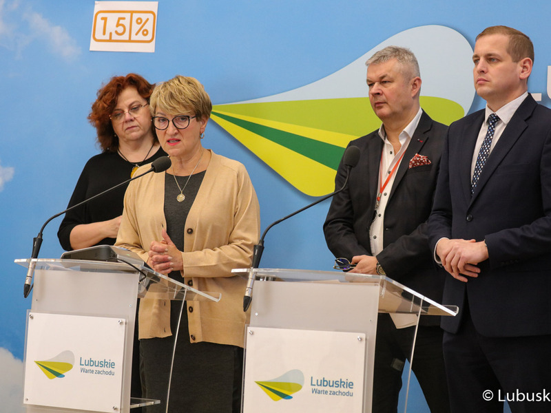 Marszałek Elżbieta Anna Polak (przy mikrofonie)  podczas konferencji prasowej dotyczącej dofinansowania ze środków samorządu lubuskiego zakupu nowego akceleratora do leczenia nowotworów w Szpitalu Uniwersyteckim w Zielonej Górze. Z tyłu (od lewej): dr n. med. Róża Poźniak-Balicka, kierownik Klinicznego Oddziału Radioterapii Szpitala Uniwersyteckiego w Zielonej Górze, Marek Działoszyński, prezes Szpitala Uniwersyteckiego w Zielonej Górze oraz Łukasz Porycki, Wicemarszałek Województwa Lubu