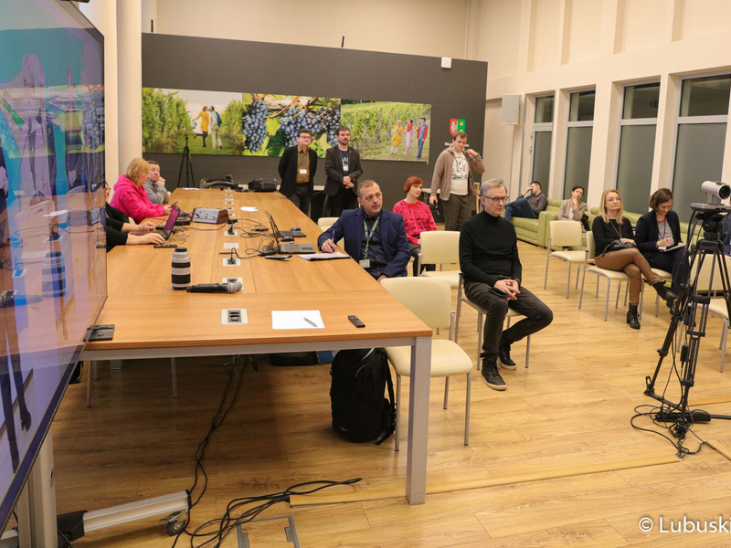Uczestnicy konferencji prasowej dotyczącej dofinansowania kwotą blisko 3 mln zł pochodzących ze środków samorządu lubuskiego zakupu nowego akceleratora do leczenia nowotworów w Szpitalu Uniwersyteckim w Zielonej Górze.