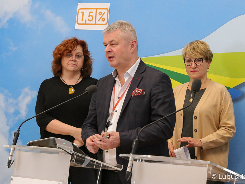 Marek Działoszyński, prezes Szpitala Uniwersyteckiego w Zielonej Górze (przy mikrofonie) podczas konferencji prasowej dotyczącej dofinansowania ze środków samorządu lubuskiego zakupu nowego akceleratora do leczenia nowotworów w Szpitalu Uniwersyteckim w Zielonej Górze.