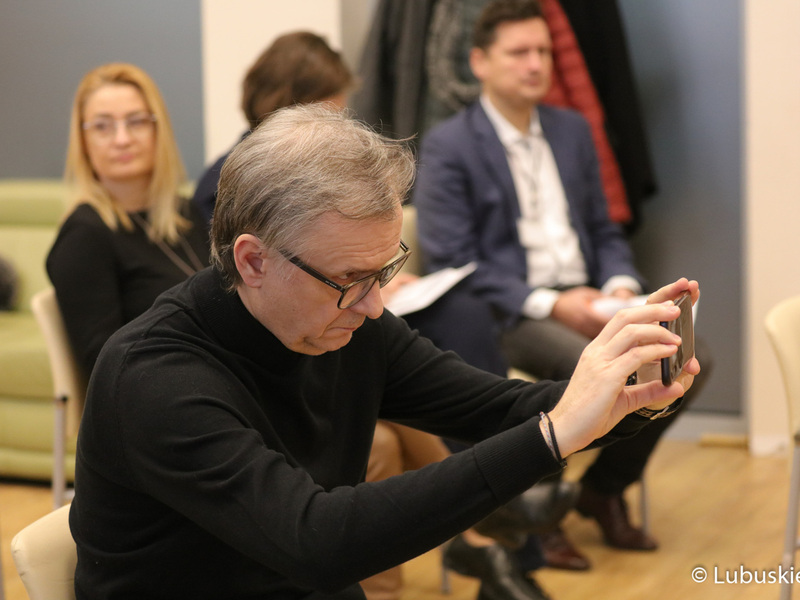 Uczestnicy konferencji prasowej dotyczącej dofinansowania kwotą blisko 3 mln zł pochodzących ze środków samorządu lubuskiego zakupu nowego akceleratora do leczenia nowotworów w Szpitalu Uniwersyteckim w Zielonej Górze.