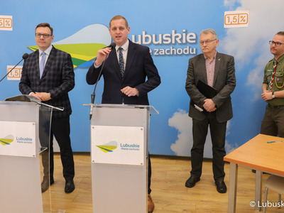 - Bądźmy lokalnymi patriotami województwa lubuskiego i przekażmy 1,5 proc. z podatku organizacjom pożytku publicznego z naszego województwa, bo to jest naprawdę dużo – apelował podczas konferencji prasowej wicemarszałek Łukasz Porycki (przy mikrofonie)