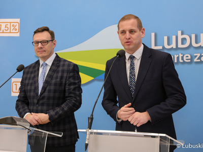 - Bądźmy lokalnymi patriotami województwa lubuskiego i przekażmy 1,5 proc. z podatku organizacjom pożytku publicznego z naszego województwa, bo to jest naprawdę dużo – apelował podczas konferencji prasowej wicemarszałek Łukasz Porycki (przy mikrofonie)

