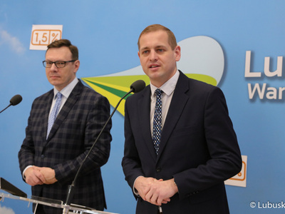 - Bądźmy lokalnymi patriotami województwa lubuskiego i przekażmy 1,5 proc. z podatku organizacjom pożytku publicznego z naszego województwa, bo to jest naprawdę dużo – apelował podczas konferencji prasowej wicemarszałek Łukasz Porycki (przy mikrofonie)