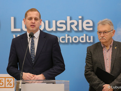 - Bądźmy lokalnymi patriotami województwa lubuskiego i przekażmy 1,5 proc. z podatku organizacjom pożytku publicznego z naszego województwa, bo to jest naprawdę dużo – apelował podczas konferencji prasowej wicemarszałek Łukasz Porycki (przy mikrofonie)