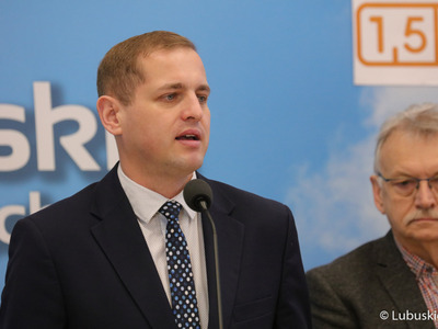 - Bądźmy lokalnymi patriotami województwa lubuskiego i przekażmy 1,5 proc. z podatku organizacjom pożytku publicznego z naszego województwa, bo to jest naprawdę dużo – apelował podczas konferencji prasowej wicemarszałek Łukasz Porycki (przy mikrofonie)