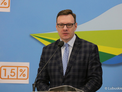 Przewodniczący Wojewódzkiej Rady Pożytku Publicznego Adam Szulczewski podczas konferencji prasowej dot. przekazywania 1,5 proc. dla organizacji z województwa lubuskiego