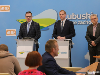 Uczestnicy konferencji prasowej dot. przekazywania 1,5 proc. dla organizacji z województwa lubuskiego. Od lewej: przewodniczący Wojewódzkiej Rady Pożytku Publicznego Adam Szulczewski, wicemarszałek Łukasz Porycki i Prezes Związku Tenisa Województwa Lubuskiego Piotr Pabich.
