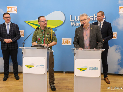 Prezes Związku Tenisa Województwa Lubuskiego Piotr Pabich (przy mikrofonie) podczas konferencji prasowej