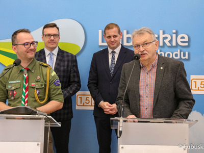 Prezes Związku Tenisa Województwa Lubuskiego Piotr Pabich (przy mikrofonie) podczas konferencji prasowej podkreślał, że związek działa od 2014 r. i skupia obecnie 19 organizacji o charakterze społecznym i klubowym. 