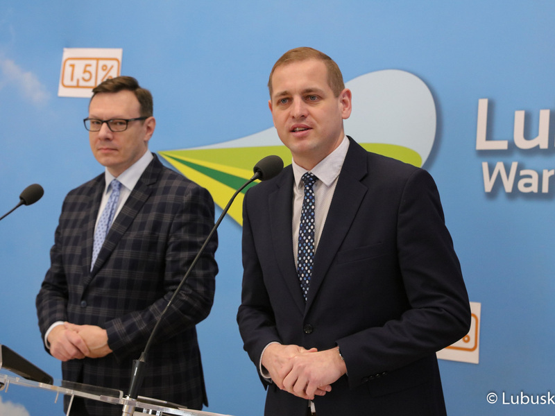 - Bądźmy lokalnymi patriotami województwa lubuskiego i przekażmy 1,5 proc. z podatku organizacjom pożytku publicznego z naszego województwa, bo to jest naprawdę dużo – apelował podczas konferencji prasowej wicemarszałek Łukasz Porycki (przy mikrofonie)