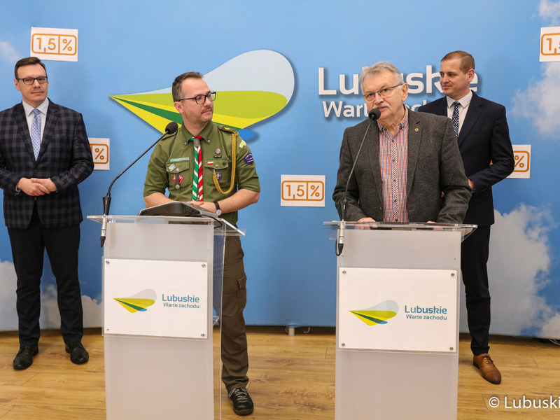 Prezes Związku Tenisa Województwa Lubuskiego Piotr Pabich (przy mikrofonie) podczas konferencji prasowej