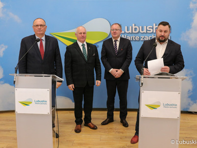 Dyrektor Departamentu Programów Rozwoju Obszarów Wiejskich Arkadiusz Dąbrowski przy mikrofonie) przemawia podczas konferencji prasowej na temat nawadniania boisk piłkarskich i programu trybuna. Od lewej stoją: Wicemarszałek Województwa Lubuskiego Stanisław Tomczyczyn, Radny Województwa Lubuskiego Zbigniew Kołodziej oraz Członek Zarządu PZPN i Prezes LZPN Robert Skowron.