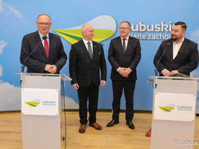 Wicemarszałek Województwa Lubuskiego Stanisław Tomczyczyn (przy mikrofonie) przemawia podczas konferencji prasowej na temat nawadniania boisk piłkarskich i programu trybuna. Z tyłu stoją (od lewej): Radny Województwa Lubuskiego Zbigniew Kołodziej, Członek Zarządu PZPN i Prezes LZPN Robert Skowron oraz dyrektor Departamentu Programów Rozwoju Obszarów Wiejskich Arkadiusz Dąbrowski.