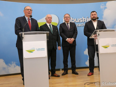 Wicemarszałek Województwa Lubuskiego Stanisław Tomczyczyn (przy mikrofonie) przemawia podczas konferencji prasowej na temat nawadniania boisk piłkarskich i programu trybuna. Z tyłu stoją (od lewej): Radny Województwa Lubuskiego Zbigniew Kołodziej, Członek Zarządu PZPN i Prezes LZPN Robert Skowron oraz dyrektor Departamentu Programów Rozwoju Obszarów Wiejskich Arkadiusz Dąbrowski.