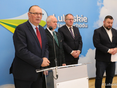 Wicemarszałek Województwa Lubuskiego Stanisław Tomczyczyn (przy mikrofonie) przemawia podczas konferencji prasowej na temat nawadniania boisk piłkarskich i programu trybuna. Z tyłu stoją (od lewej): Radny Województwa Lubuskiego Zbigniew Kołodziej, Członek Zarządu PZPN i Prezes LZPN Robert Skowron oraz dyrektor Departamentu Programów Rozwoju Obszarów Wiejskich Arkadiusz Dąbrowski.