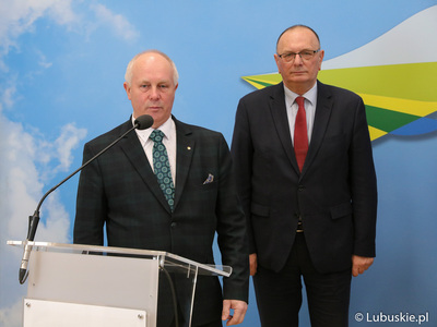 Radny Województwa Lubuskiego Zbigniew Kołodziej (przy mikrofonie) przemawia podczas konferencji prasowej na temat nawadniania boisk piłkarskich i programu trybuna. Obok Wicemarszałek Województwa Lubuskiego Stanisław Tomczyczyn