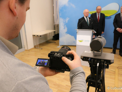 Uczestnicy konferencji prasowej w sali prasowej Urzędu Marszałkowskiego Województwa Lubuskiego w Zielonej Górze na temat nawadniania boisk piłkarskich i programu trybuna.