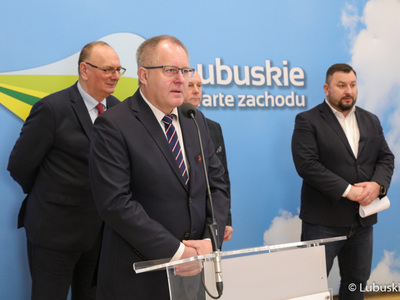 Członek Zarządu PZPN i Prezes LZPN Robert Skowron (przy mikrofonie) przemawia podczas konferencji prasowej na temat nawadniania boisk piłkarskich i programu trybuna. Z tyłu: Wicemarszałek Województwa Lubuskiego Stanisław Tomczyczyn, Radny Województwa Lubuskiego Zbigniew Kołodziej oraz dyrektor Departamentu Programów Rozwoju Obszarów Wiejskich Arkadiusz Dąbrowski.