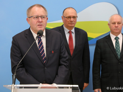 Członek Zarządu PZPN i Prezes LZPN Robert Skowron (przy mikrofonie) przemawia podczas konferencji prasowej na temat nawadniania boisk piłkarskich i programu trybuna. Z tyłu: Wicemarszałek Województwa Lubuskiego Stanisław Tomczyczyn oraz Radny Województwa Lubuskiego Zbigniew Kołodziej. 