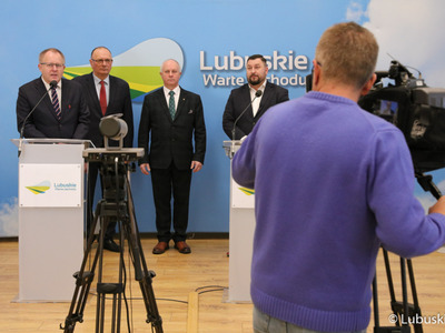 Członek Zarządu PZPN i Prezes LZPN Robert Skowron (przy mikrofonie) przemawia podczas konferencji prasowej na temat nawadniania boisk piłkarskich i programu trybuna. Z tyłu: Wicemarszałek Województwa Lubuskiego Stanisław Tomczyczyn, Radny Województwa Lubuskiego Zbigniew Kołodziej oraz dyrektor Departamentu Programów Rozwoju Obszarów Wiejskich Arkadiusz Dąbrowski.