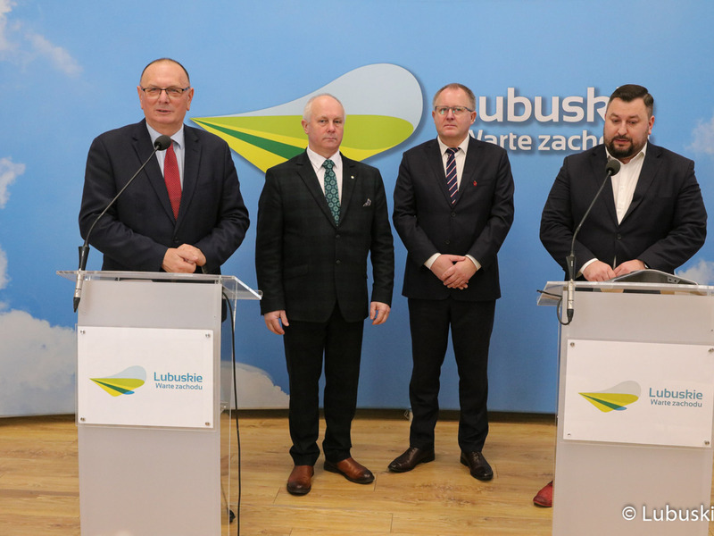 Wicemarszałek Województwa Lubuskiego Stanisław Tomczyczyn (przy mikrofonie) przemawia podczas konferencji prasowej na temat nawadniania boisk piłkarskich i programu trybuna. Z tyłu stoją (od lewej): Radny Województwa Lubuskiego Zbigniew Kołodziej, Członek Zarządu PZPN i Prezes LZPN Robert Skowron oraz dyrektor Departamentu Programów Rozwoju Obszarów Wiejskich Arkadiusz Dąbrowski.