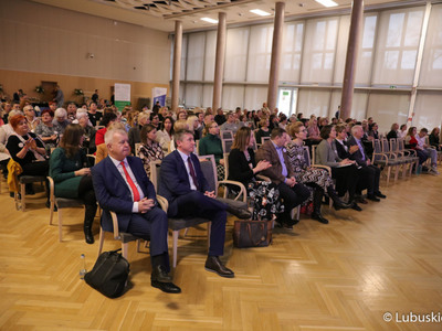 Uczestnicy konferencji z okazji Światowego Dnia Walki z Rakiem w Urzędzie Marszałkowskim Województwa Lubuskiego w Zielonej Górze