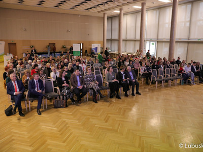 Uczestnicy konferencji z okazji Światowego Dnia Walki z Rakiem w Urzędzie Marszałkowskim Województwa Lubuskiego w Zielonej Górze