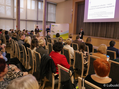 Uczestnicy konferencji z okazji Światowego Dnia Walki z Rakiem w Urzędzie Marszałkowskim Województwa Lubuskiego w Zielonej Górze