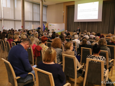 Uczestnicy konferencji z okazji Światowego Dnia Walki z Rakiem w Urzędzie Marszałkowskim Województwa Lubuskiego w Zielonej Górze